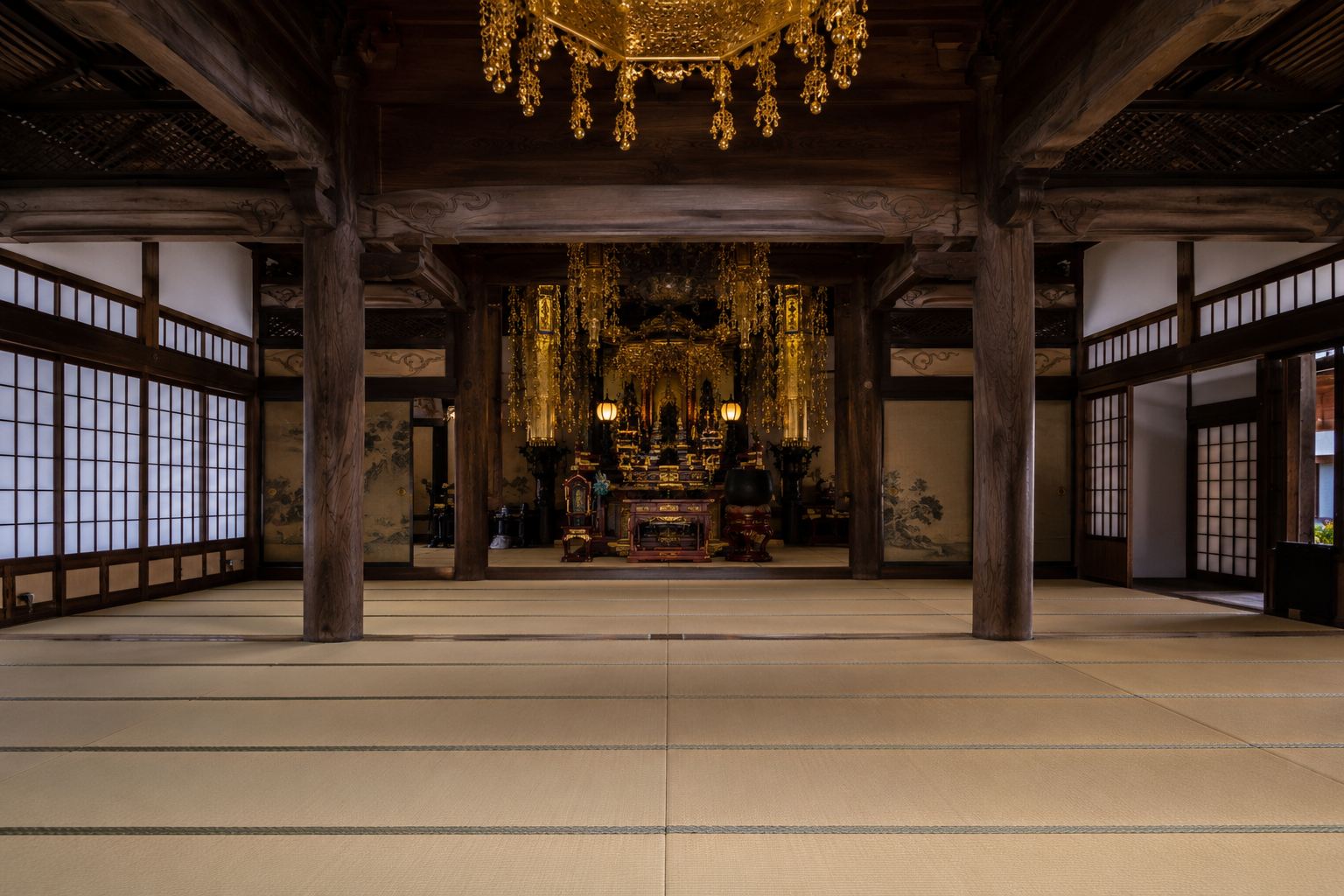 寺院の本堂。金色の仏像と新しく整備された畳の空間